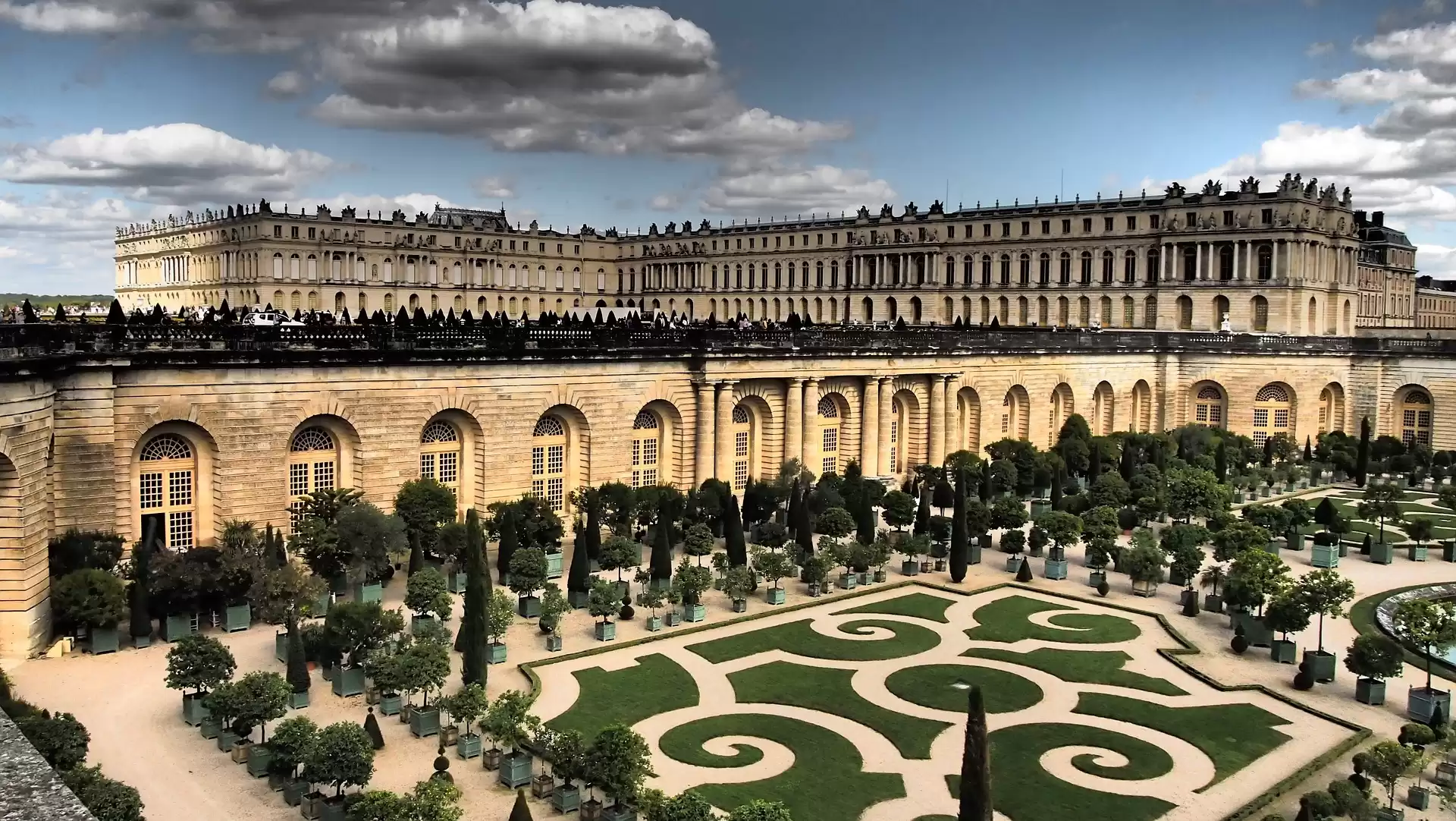 From Paris: Versailles Skip-the-Line Tour & Gardens Access
