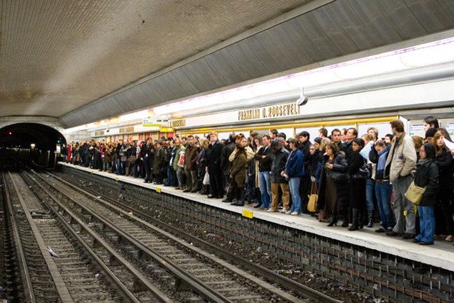 travelling on paris metro